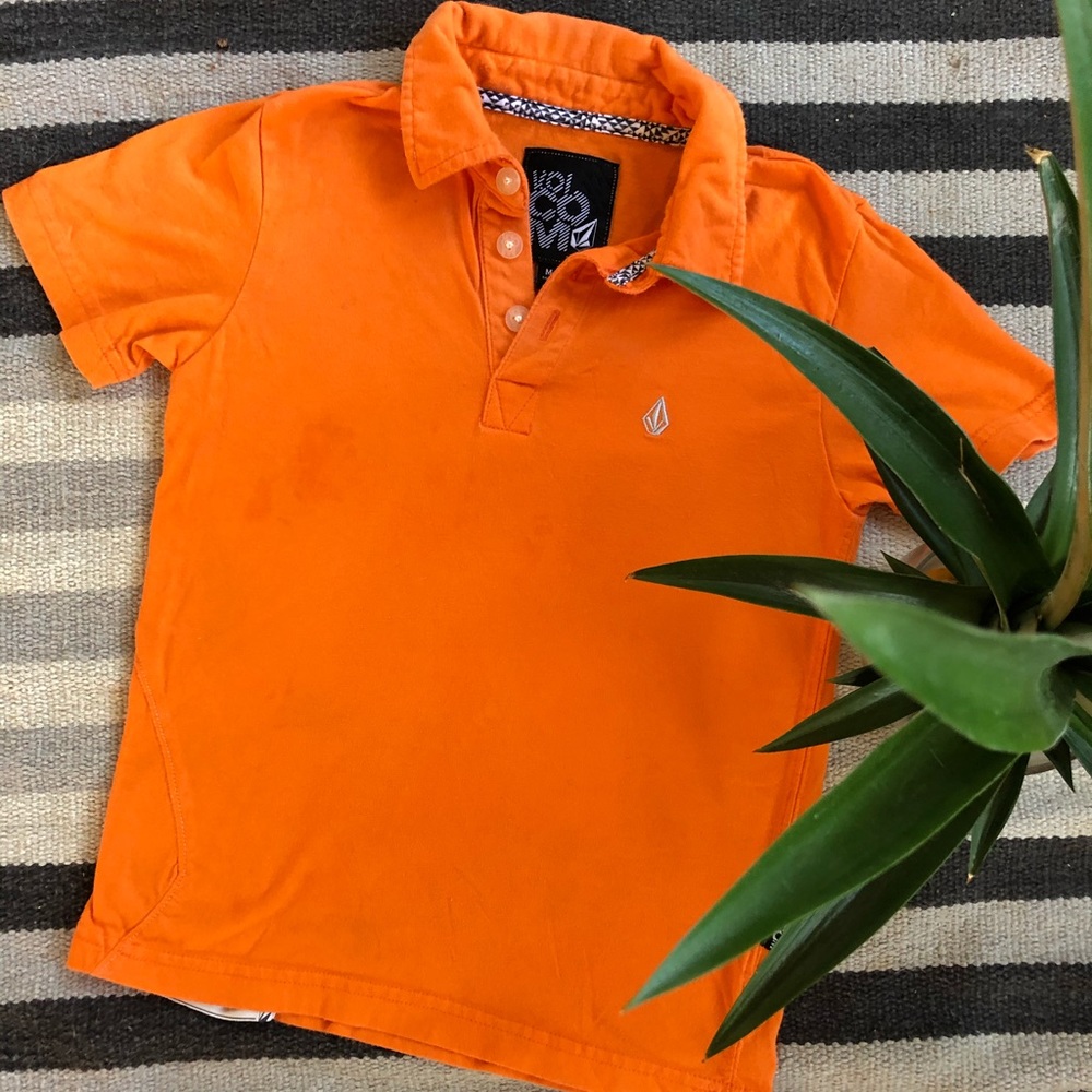 3/25✨VOLCOM boys cotton polo shirt. Size medium.👻